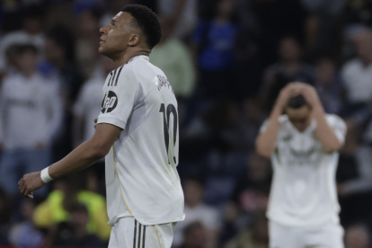 El delantero del Real Madrid Kylian Mbappé, al término del partido de LaLiga EA Sports que Real Madrid y Girona FC disputaron el viernes 10 de abril.