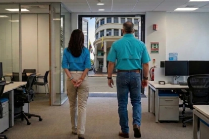 Imagen elaborada con inteligencia artificial (Gemini) para graficar esta historia sobre Marcela Aguiñaga y Carlos Serrano.