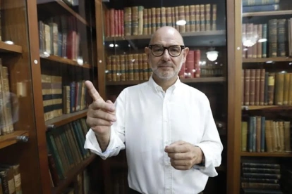 Farith Simon, abogado y académico, afirma que hay que defender valores democráticos.