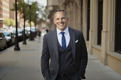 La inteligencia artificial mejora sus looks sin romper la sobriedad institucional.