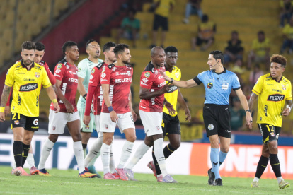 Jugadores de Barcelona SC y Leones FC analizan una decisión arbitral durante el partido de la fecha 8 de la LigaPro en el estadio Monumental.