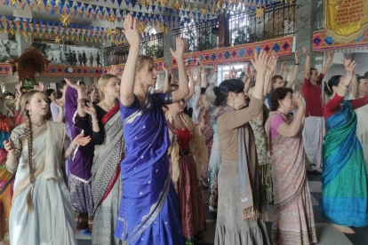 Una de las ceremonias en el templo de Hare Krishna de Kiev. La guerra ha reducido la exposición pública de los devotos del movimiento.