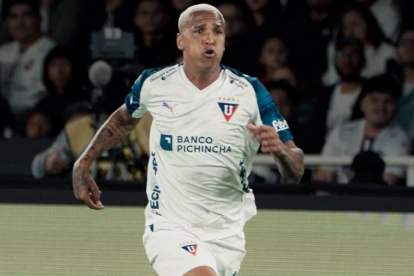 El brasileño Deyverson durante el partido Liga de Quito vs Barcelona.