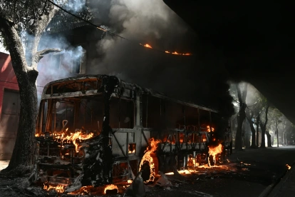 Un autobús incendiado presuntamente por narcotraficantes durante un operativo policial en el centro de Río de Janeiro, Brasil, el pasado 18 de marzo, como amenaza.