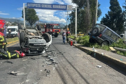 Siniestro vial en la Autopista General Rumiñahui, sector Armenia 1, deja tres personas heridas y congestión vehicular.