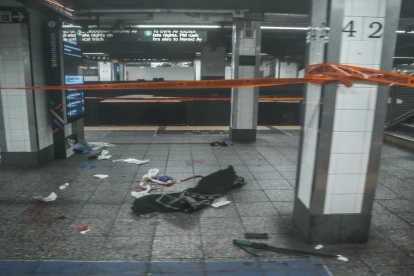 Sangre y un machete en el andén después de que un hombre fuera baleado por agentes del Departamento de Policía de Nueva York.