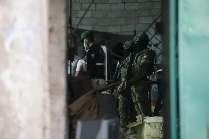 El operativo dejó 2 personas detenidas y mucha evidencia encontrada.