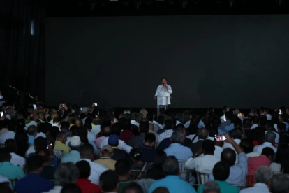 El corte de luz también tomó por imprevisto a los asistentes de la conferencia convocada por el exalcalde Nebot.