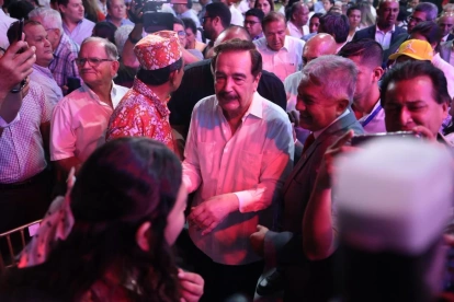 El exalcalde de Guayaquil, Jaime Nebot, se retira del Centro de Convenciones tras su conferencia, en medio de muestras de respaldo de sus simpatizantes.