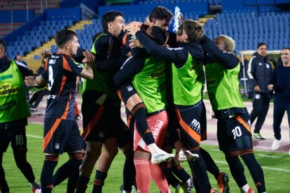Jugadores de Emelec festejan en el estadio Atahualpa el gol ante Católica.