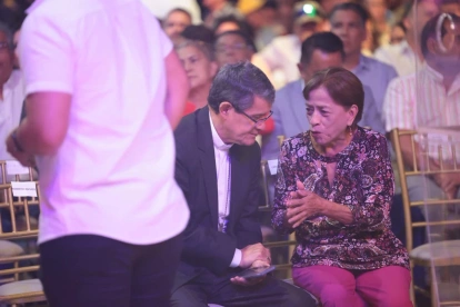 Entre los asistentes a la conferencia de Jaime Nebot estuvieron el cardenal Luis Cabrera y Aracely Moreno, miebro del movimiento unidad Popular.