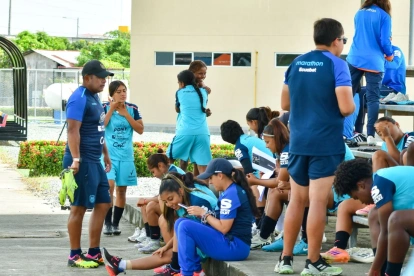 Víctor Idrobo junto a la selección sub 17 trabajando en Daule.