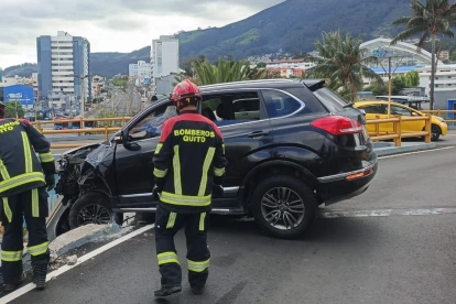 Vehículo queda suspendido en puente de la Av. Atahualpa en Quito tras siniestro vial sin heridos.