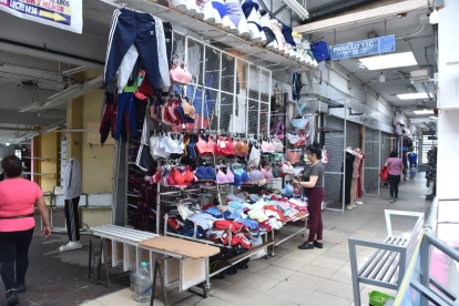 Preocupación. En el centro comercial Hermano Miguel hay locales cerrados.