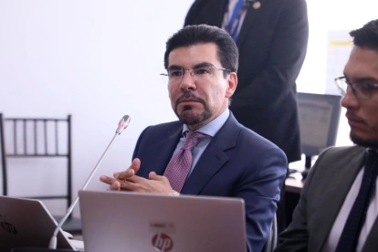 Incidente nocturno en Quito obligó el 10 de abril a evacuar al fiscal general por vehículo sospechoso.