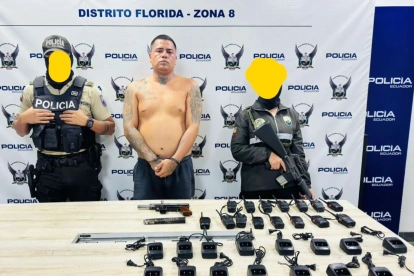 Policía halló armas y radios usados por Los Lagartos en redada en Nueva Prosperina.