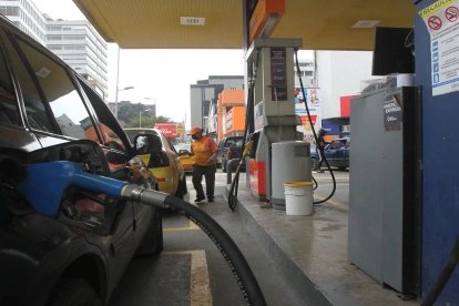 A diferencia de las gasolinas Extra y Ecopaís, la gasolina súper se ajusta directamente al mercado internacional