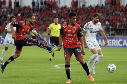 De los pies de Lucas Mancinelli nació la jugada que terminó en autogol del arquero del Santos.