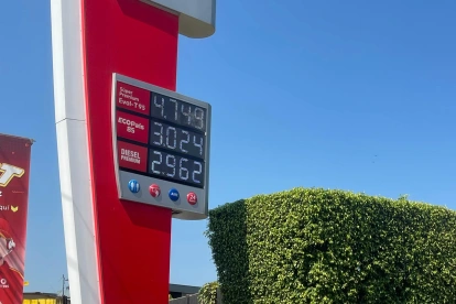 Los precios de los combustibles a partir del 12 de abril de 2026 en una gasolinera de Guayaquil.
