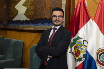 Fabián Pozo es abogado graduado por la Universidad del Azuay y máster en derecho por la Universidad de California en Berkeley.