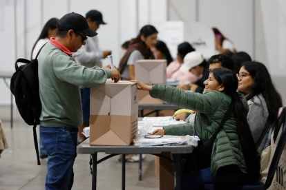 Voto. Los peruanos eligieron entre 35 opciones para determinar al nuevo presidente de la República. El país se encuentra fragmentado políticamente.