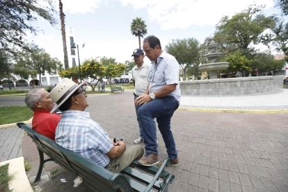 Diálogo. Juan Fernando Serrano, presidente de la Junta Cívica del Ilaló, conversa con los vecinos de Tumbaco sobre el proyecto de cantonización.