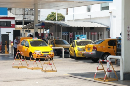 Algunos axis están en la gasolinera para comprar el combustible que desde el 12 de abril de 2026 está más caro.