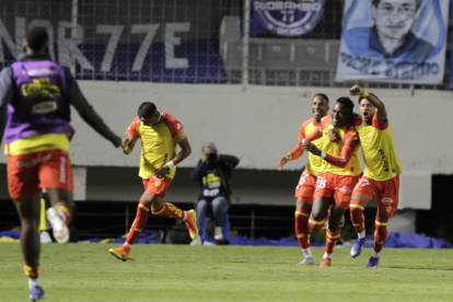Los jugadores de Aucas celebran uno de los dos tantos con los que vencieron a Emelec por la octava fecha de la LigaPro.