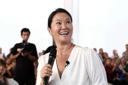 La candidata presidencial Keiko Fujimori participa en un evento de campaña durante la jornada electoral en Perú.