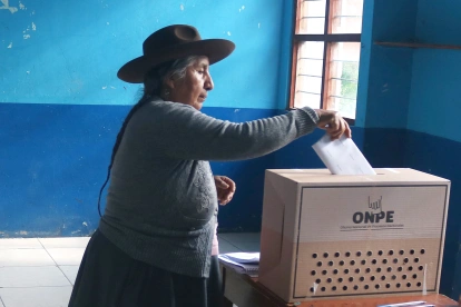 Una mujer deposita su voto este domingo en la localidad de Huayllabamba, en el Cusco (Perú).