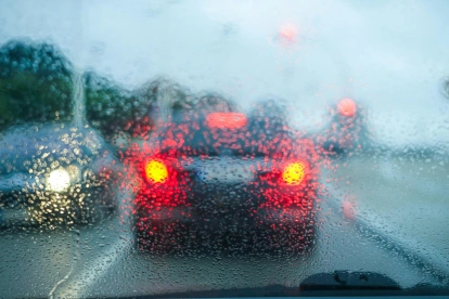 Referencial. Vehículos avanzan con luces encendidas bajo la llovizna en el norte de Guayaquil.