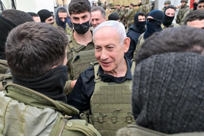 Referencial. El primer ministro israelí, Benjamín Netanyahu, conversa con tropas durante las operaciones contra Hezbollah.