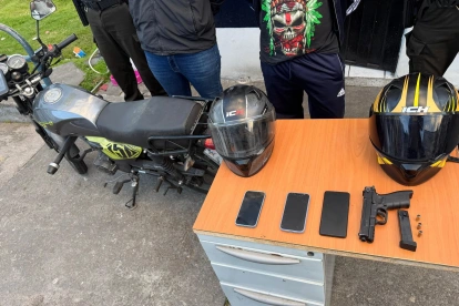Operativo policial en el norte de Quito permitió frustrar un presunto secuestro extorsivo en un patio de vehículos.