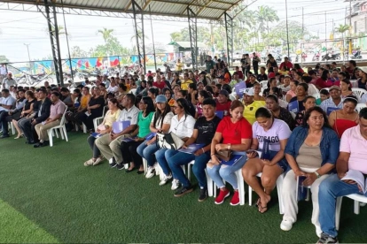Ciudadanos acuden a un evento del Gobierno que promete beneficios ciudadanos.