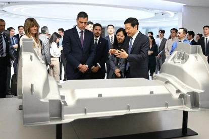 El presidente del Gobierno español, Pedro Sánchez (c), y su esposa, Begoña Gómez (i), durante su visita este lunes en Pekín a la sede de la tecnológica Xiaomi.