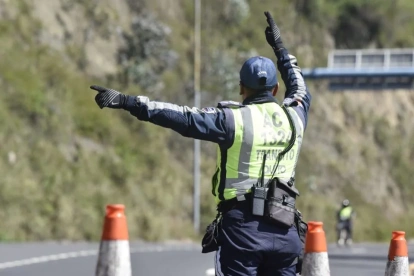 Referencia. Un agente de tránsito fue separado tras ser detenido con dinero de presunta coima durante operativo en transporte público.