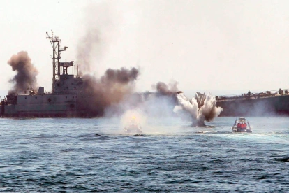 Unas patrulleras y un buque iraní, han iniciado hoy una serie de maniobras militares en el estrecho de Ormuz.