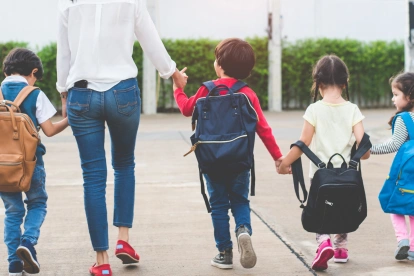 Referencial. Niños caminan hacia clases en la Costa, mientras el Ministerio mantiene la presencialidad.