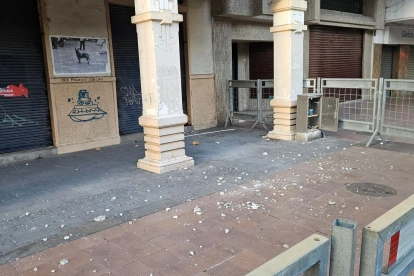 Restos de la estructura de la Casa Tola yacían en la acera del bulevar 9 de Octubre, desde la noche del 12 de abril de 2026.