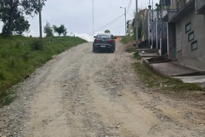 Calles de tierra y sin intervención marcan el abandono en el barrio Cacefca, donde vecinos aseguran haber aportado miles de dólares sin ver resultados.