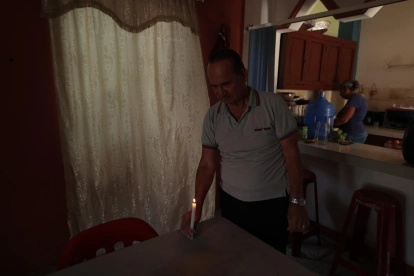 Los moradores de Ietel volvieron a las velas ante la falta de luz.