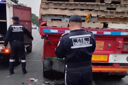 El motociclista se impactó contra la parte trasera del tráiler, cuyo conductor se había estacionado en el carril de emergencia.