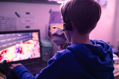 La plataforma adapta contenido y funciones según la edad de cada usuario.