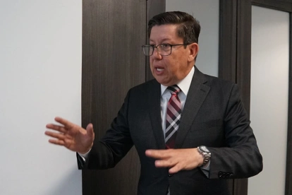 Rafael Oyarte es doctor en Jurisprudencia y Magíster en Derecho Público con mención en Derecho Constitucional. También es especialista Superior en Derecho Administrativo.