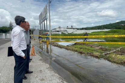 Miembros del Comité de Puerto Azul, en el sitio donde será BlueTown