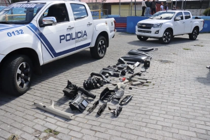 Durante el operativo se encontraron autopartes robadas y un arma de fuego.