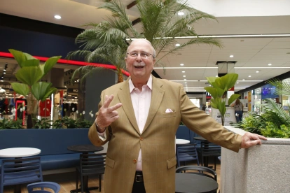 Emilio Oneto, administrador de Policentro, muestra la nueva plazoleta del centtro comercial.