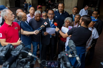 El abogado y expreso político Eduardo Torres (c) indicó que esta denuncia, junto a otras seis exigencias forman parte de un petitorio dirigido a la defensora del Pueblo.