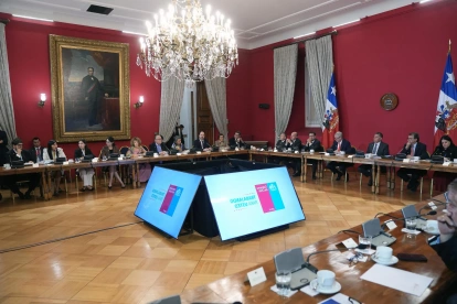 El mandatario José Antonio Kast (4-i), habla durante un consejo de gabinete este lunes, en el palacio de La Moneda, en Santiago (Chile).