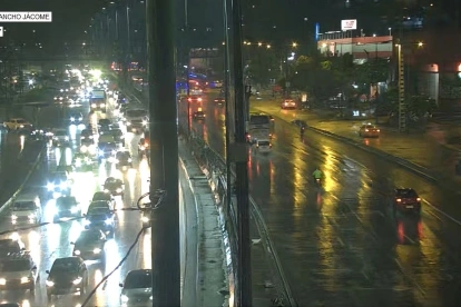 En vías como la Perimetral llovió en la noche de este 13 de abril de 2026, luego de cuatro días de intenso calor.